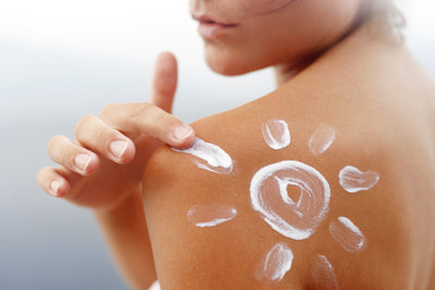 Warum Sie Sonnencreme in Ihre Hautpflegeroutine aufnehmen sollten
